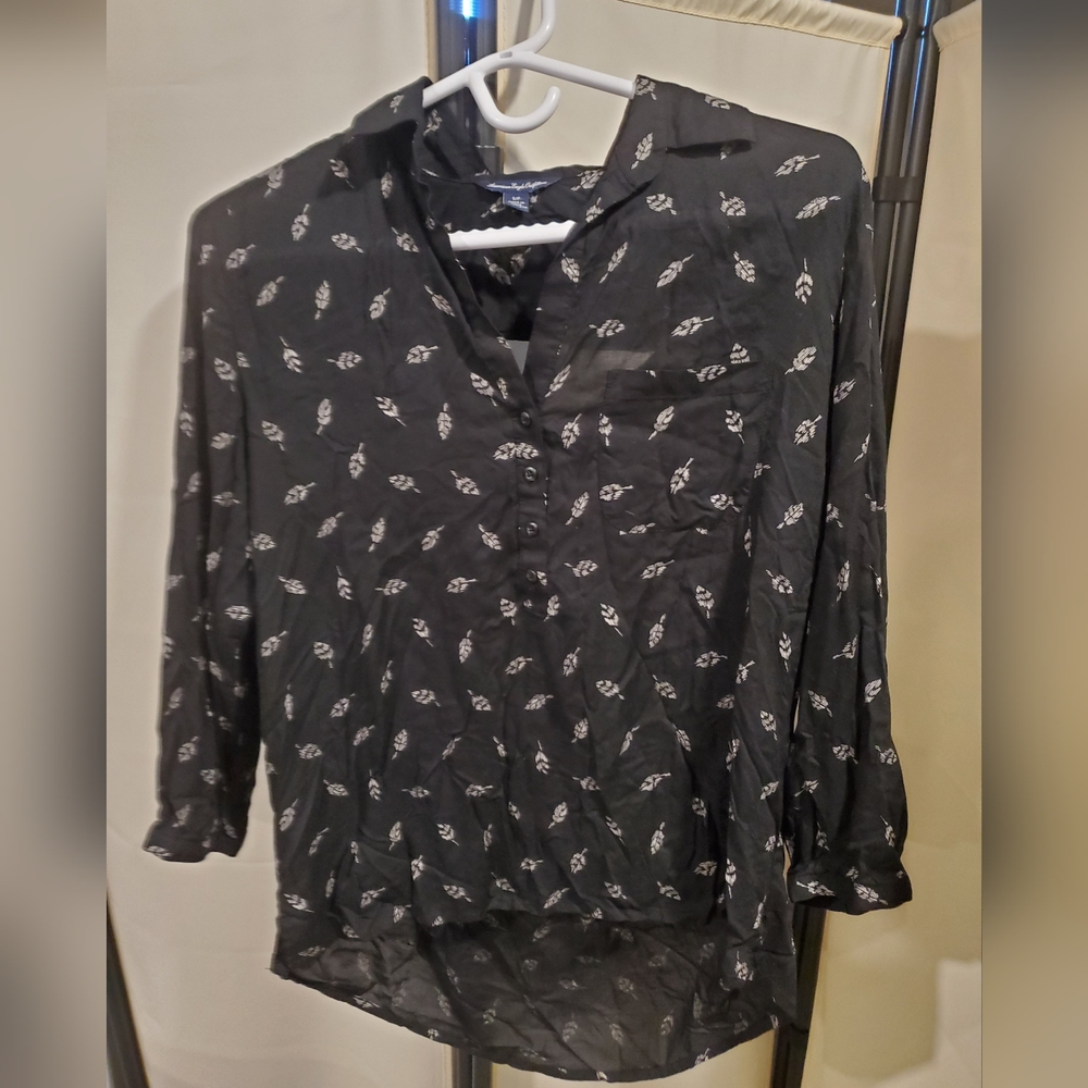 American Eagle Outfitters Small black feather print